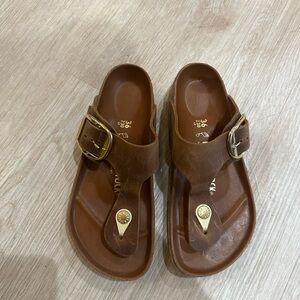 Birkenstock Gizeh big buckle oiled leather - cognac with gold accents sandals
